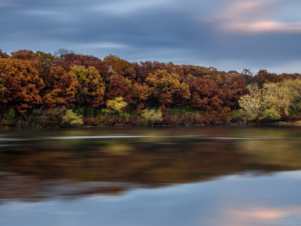 Обои небо, деревья, вода, река, тучи, отражение, осень, гладь, the sky, trees, water, river, clouds, reflection, autumn, surface разрешение 1920x1080 Загрузить