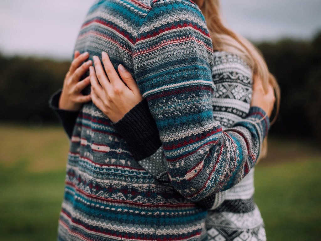 Обои узор, объятия, влюбленные, свитера, pattern, hugs, lovers, sweaters разрешение 2048x1365 Загрузить