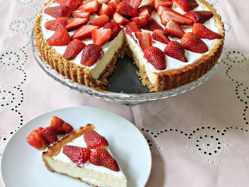 Обои клубника, сладкое, торт, десерт, пирог, чизкейк, творог, strawberry, sweet, cake, dessert, pie, cheesecake, cheese разрешение 2560x1600 Загрузить