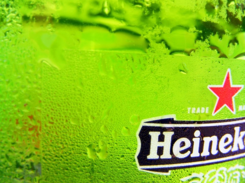 Обои зелёный, капли, цвет, напитки, стекло, пиво, heineken, хайнекен, green, drops, color, drinks, glass, beer разрешение 2560x1600 Загрузить