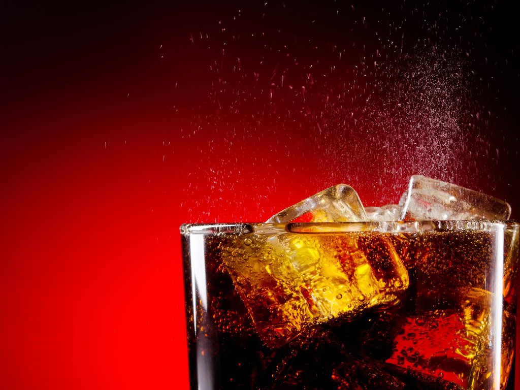 Обои напиток, лёд, пузырьки, красный фон, кока-кола, drink, ice, bubbles, red background, coca-cola разрешение 3840x2400 Загрузить