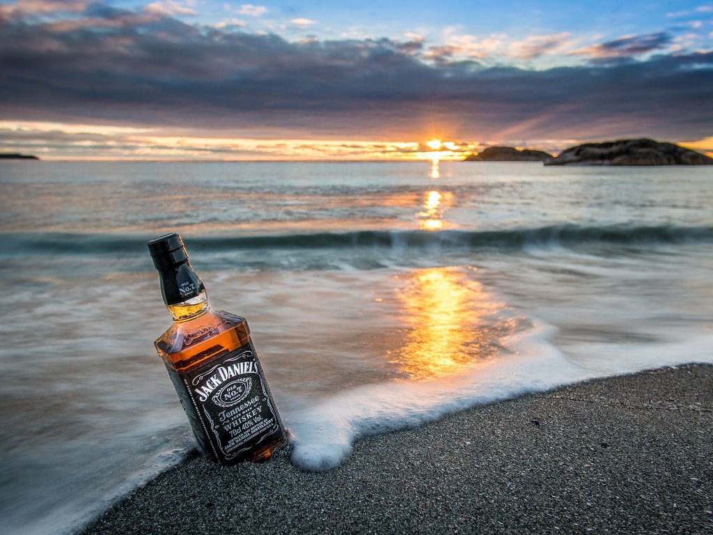 Обои закат, пляж, стекло, бутылка, виски, джек дениелс, sunset, beach, glass, bottle, whiskey, jack daniels разрешение 2048x1152 Загрузить