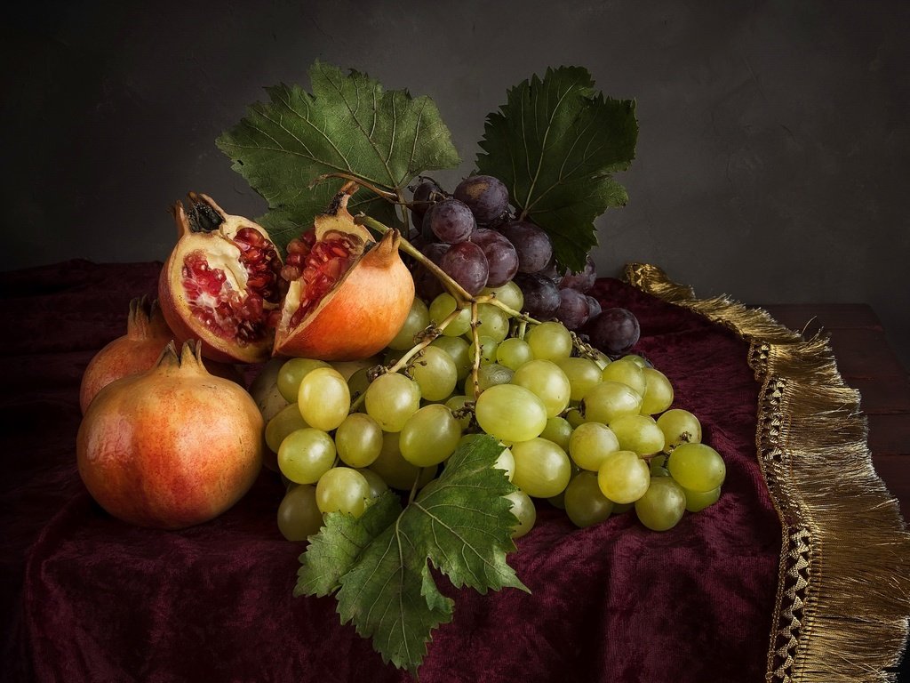 Обои виноград, фрукты, натюрморт, скатерть, гранат, бахрома, grapes, fruit, still life, tablecloth, garnet, fringe разрешение 2600x1660 Загрузить