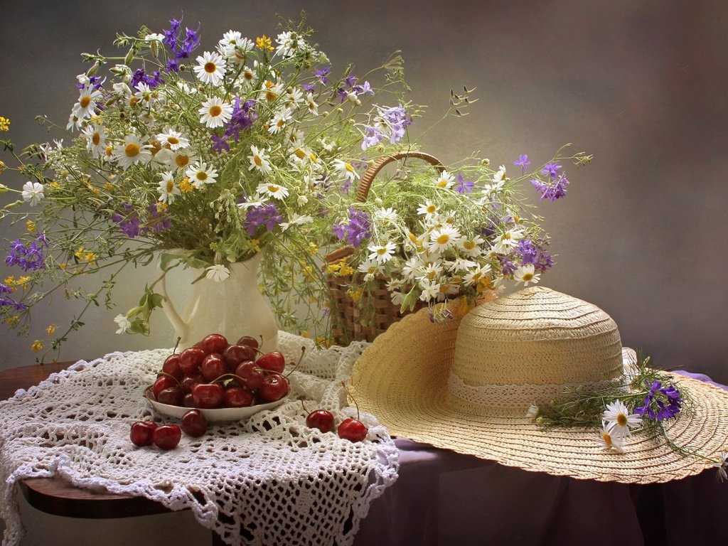 Обои лето, ромашки, букет, вишня, шляпа, натюрморт, summer, chamomile, bouquet, cherry, hat, still life разрешение 2000x1318 Загрузить