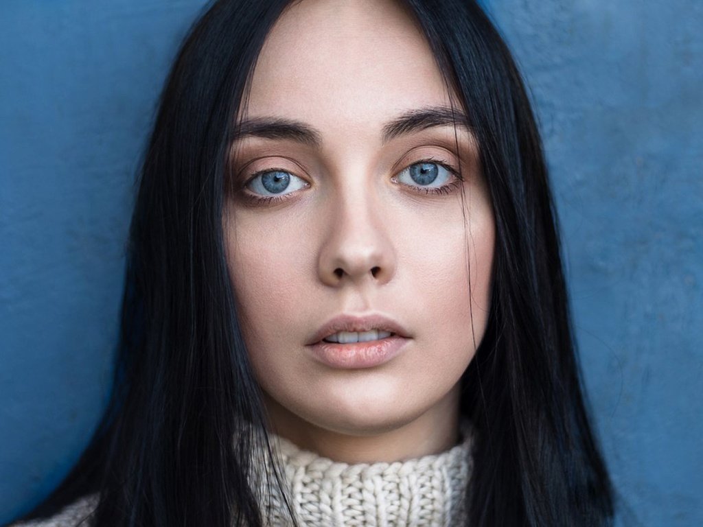 Обои девушка, портрет, лицо, голубые глаза, черные волосы, girl, portrait, face, blue eyes, black hair разрешение 1920x1192 Загрузить