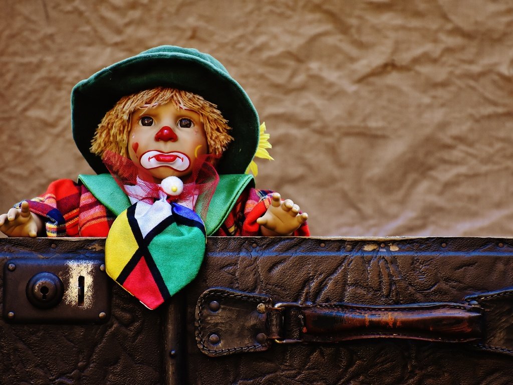 Обои игрушка, кукла, игра, клоун, чемодан, toy, doll, the game, clown, suitcase разрешение 6000x4000 Загрузить