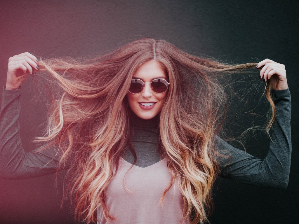 Обои девушка, настроение, улыбка, взгляд, очки, волосы, girl, mood, smile, look, glasses, hair разрешение 5472x3648 Загрузить