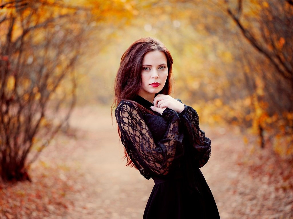 Обои девушка, платье, взгляд, осень, волосы, макияж, girl, dress, look, autumn, hair, makeup разрешение 2048x1362 Загрузить