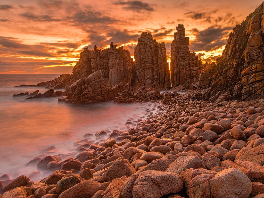 Обои скалы, камни, берег, море, австралия, зарево, мыс, вуламай, rocks, stones, shore, sea, australia, glow, cape, woolamai разрешение 2048x1536 Загрузить