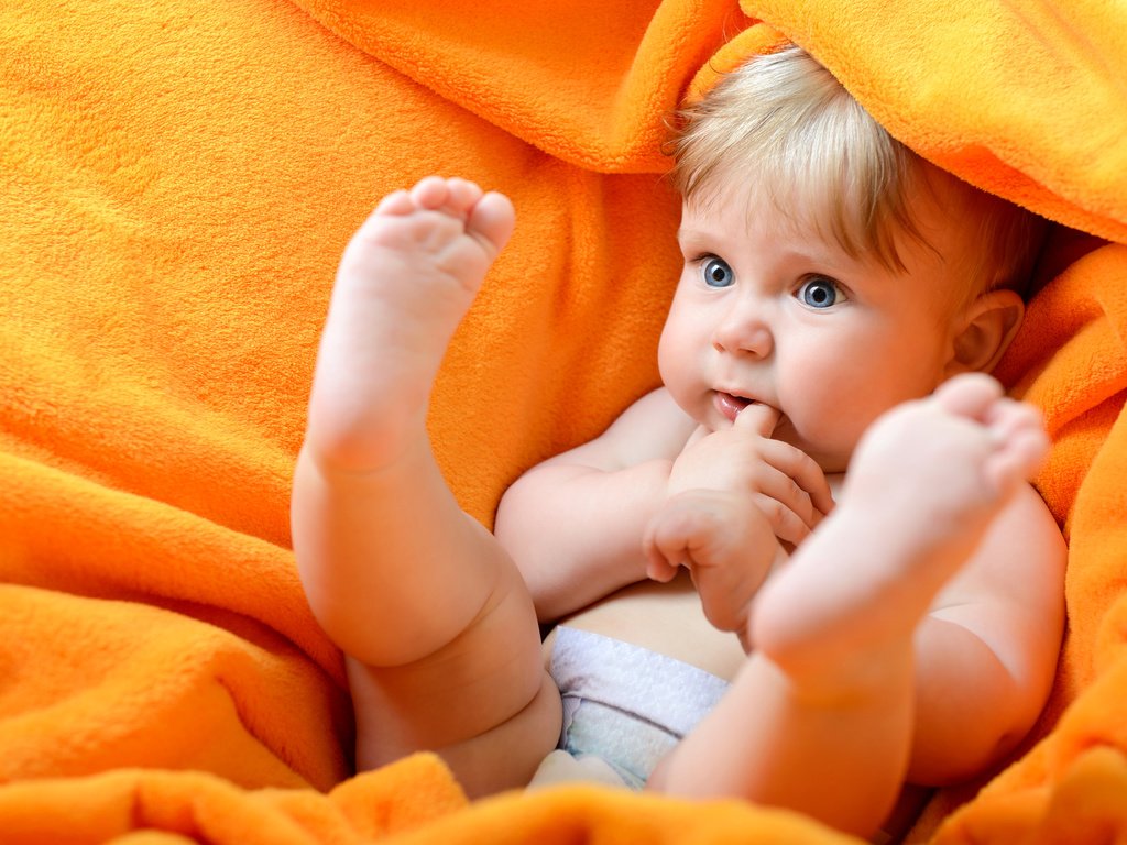 Обои ножки, ребенок, одеяло, малыш, плед, legs, child, blanket, baby, plaid разрешение 8000x5339 Загрузить