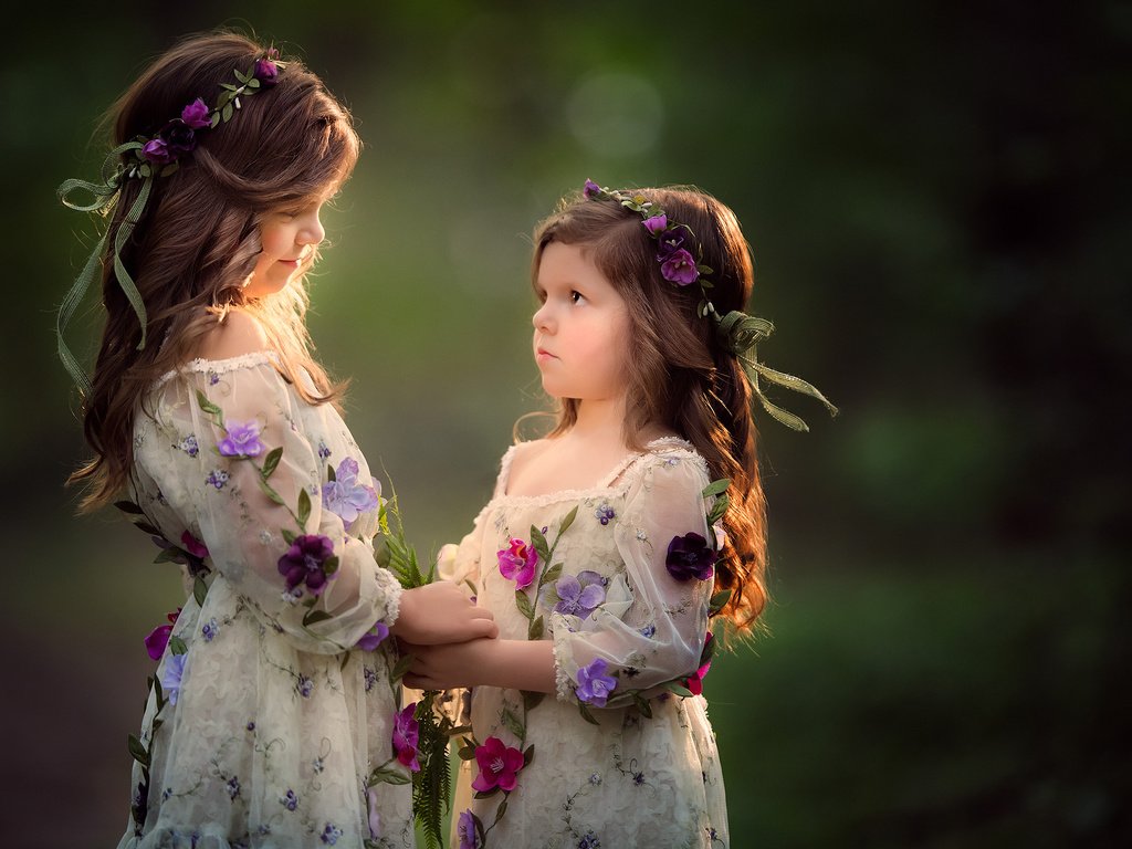 Обои цветы, настроение, фон, дети, волосы, лицо, девочки, венки, flowers, mood, background, children, hair, face, girls, wreaths разрешение 2048x1354 Загрузить