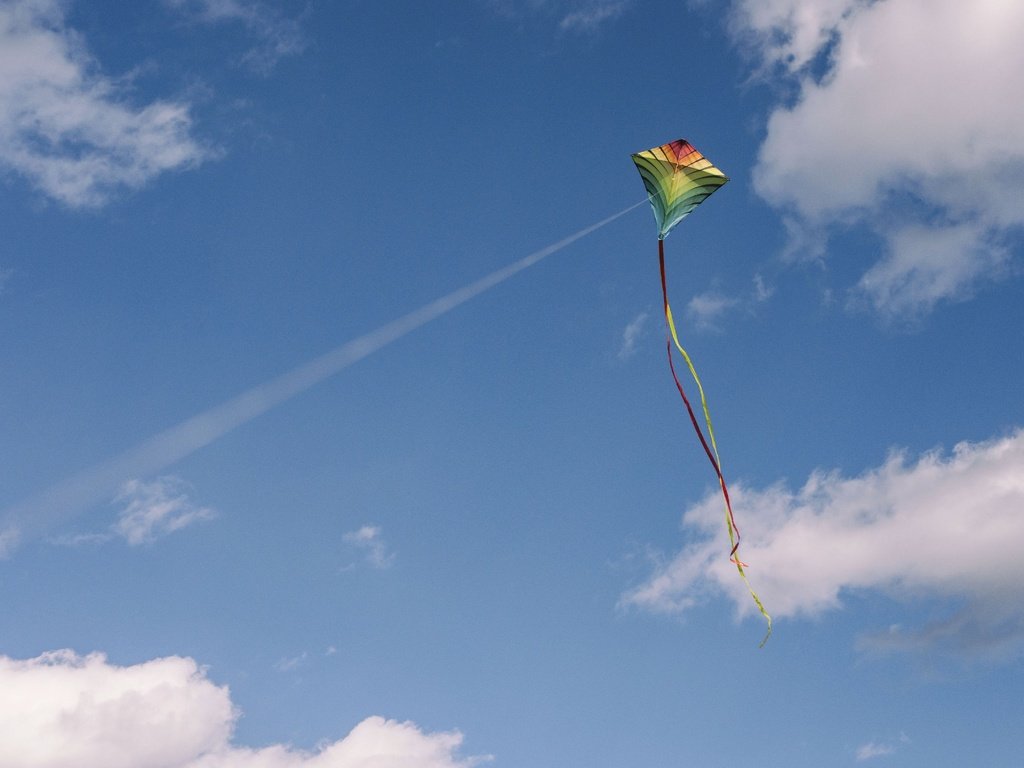 Обои небо, облака, воздушный змей, свобода, летучий змей, the sky, clouds, kite, freedom, flying snakes разрешение 2560x1920 Загрузить