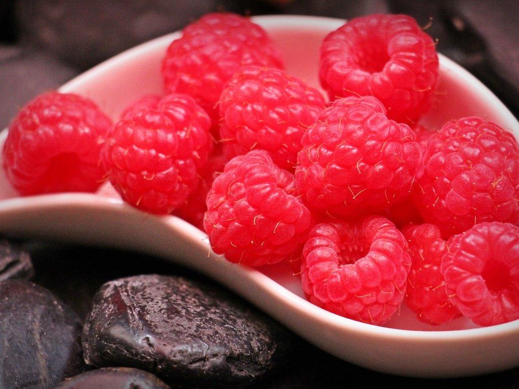 Обои малина, ягода, красная, спелая, raspberry, berry, red, ripe разрешение 4843x2900 Загрузить