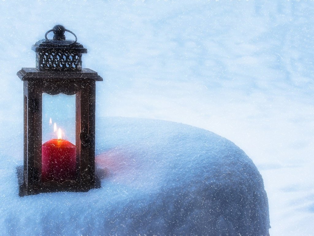 Обои снег, зима, фонарь, свечка, свеча, фонарик, e, snow, winter, lantern, candle, flashlight разрешение 2000x1332 Загрузить