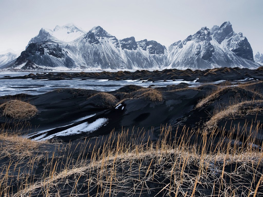 Обои небо, трава, горы, песок, исландия, vestrahorn, чёрный песок, чёрный лавовый песок, the sky, grass, mountains, sand, iceland, black sand, black lava sand разрешение 2048x1367 Загрузить