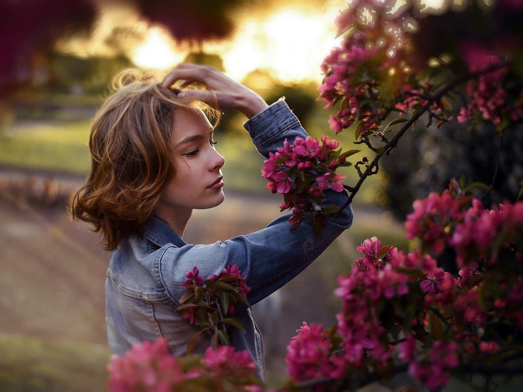 Обои цветы, девушка, сад, профиль, весна, джинсовка, flowers, girl, garden, profile, spring, dzhinsovka разрешение 2048x1546 Загрузить