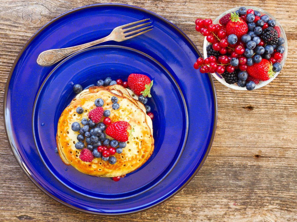 Обои малина, клубника, ягоды, черника, блинчики, блины, смородина, raspberry, strawberry, berries, blueberries, pancakes, currants разрешение 5184x3456 Загрузить