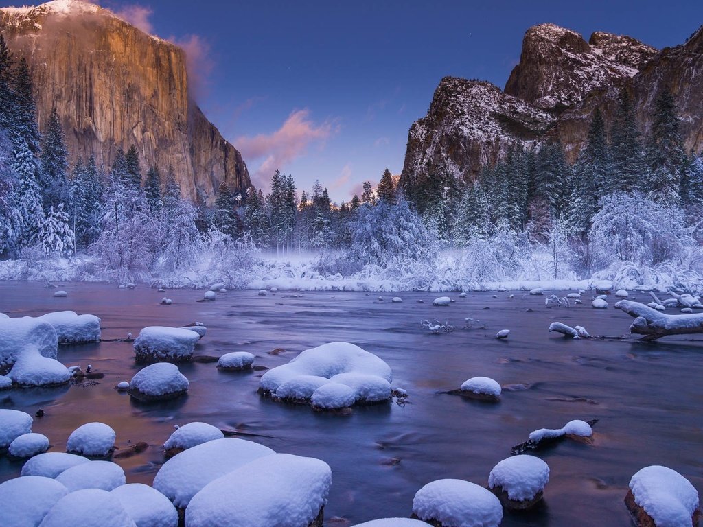 Обои деревья, река, горы, скалы, снег, природа, лес, зима, trees, river, mountains, rocks, snow, nature, forest, winter разрешение 1920x1200 Загрузить