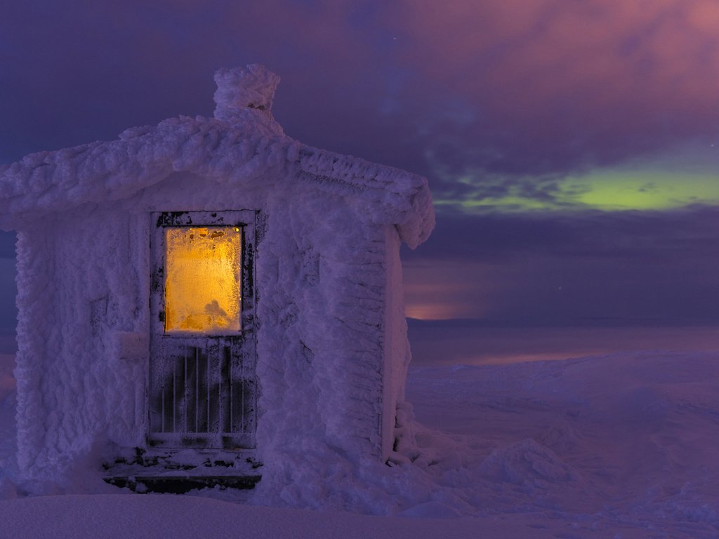 Обои свет, ночь, снег, зима, пейзаж, домик, арктика, gunar streu, light, night, snow, winter, landscape, house, arctic разрешение 1920x1200 Загрузить