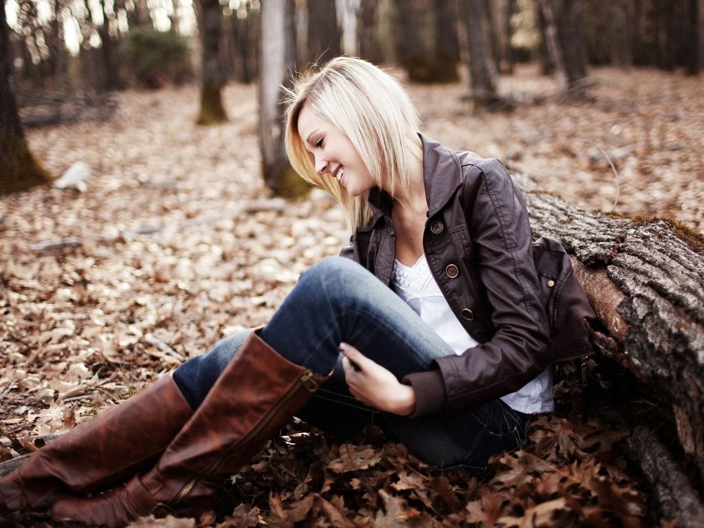 Обои лес, девушка, блондинка, улыбка, бревно, сапоги, forest, girl, blonde, smile, log, boots разрешение 2560x1600 Загрузить