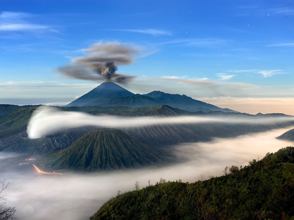 Обои облака, горы, остров, вулкан, индонезия, clouds, mountains, island, the volcano, indonesia разрешение 1920x1280 Загрузить