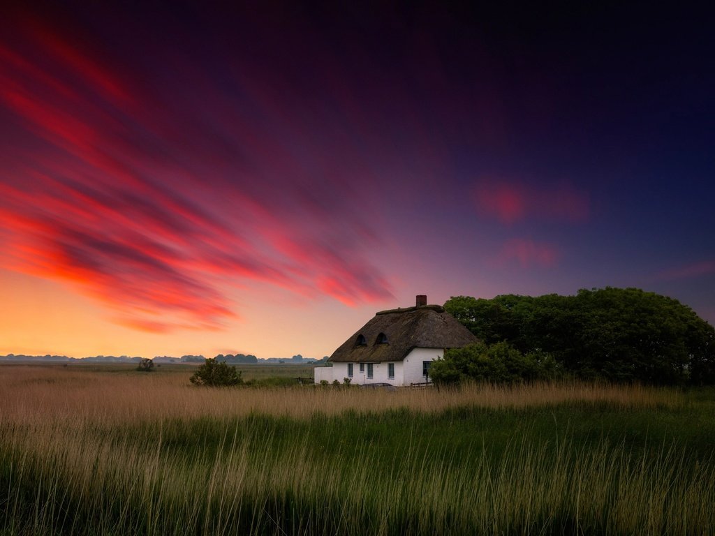 Обои небо, облака, вечер, краски, дом, домик, the sky, clouds, the evening, paint, house разрешение 2048x1365 Загрузить