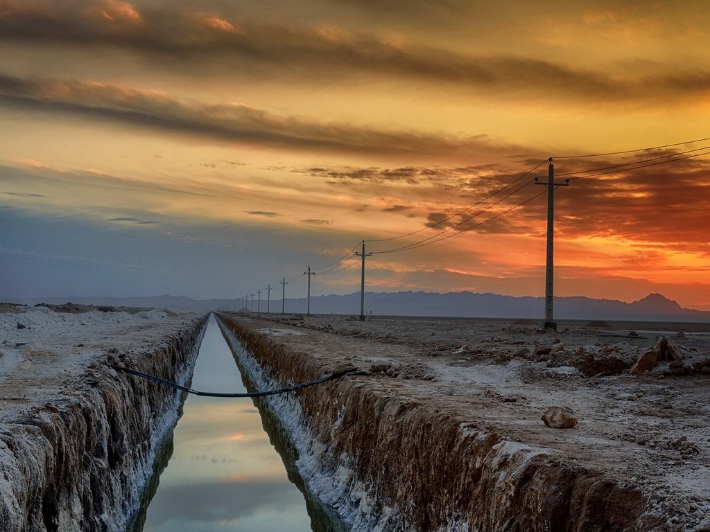 Обои закат, поле, канал, лэп, sunset, field, channel, power lines разрешение 1950x1170 Загрузить