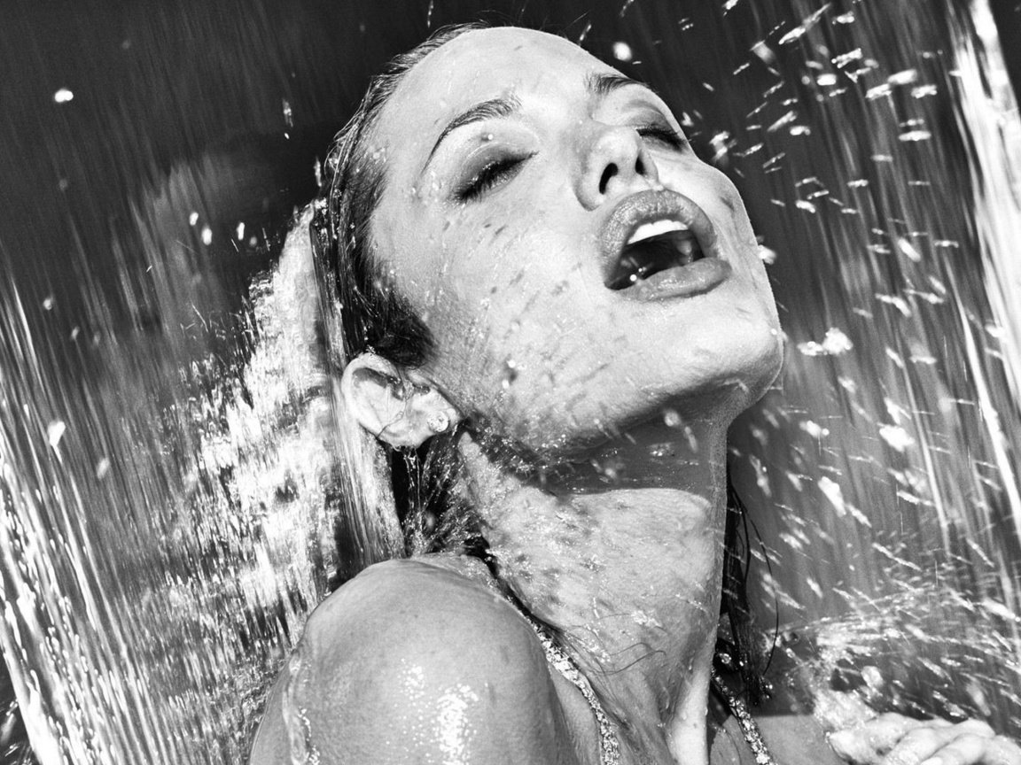 Обои вода, черно-белая, душ, анджелина джоли, закрытые глаза, water, black and white, shower, angelina jolie, closed eyes разрешение 1920x1200 Загрузить