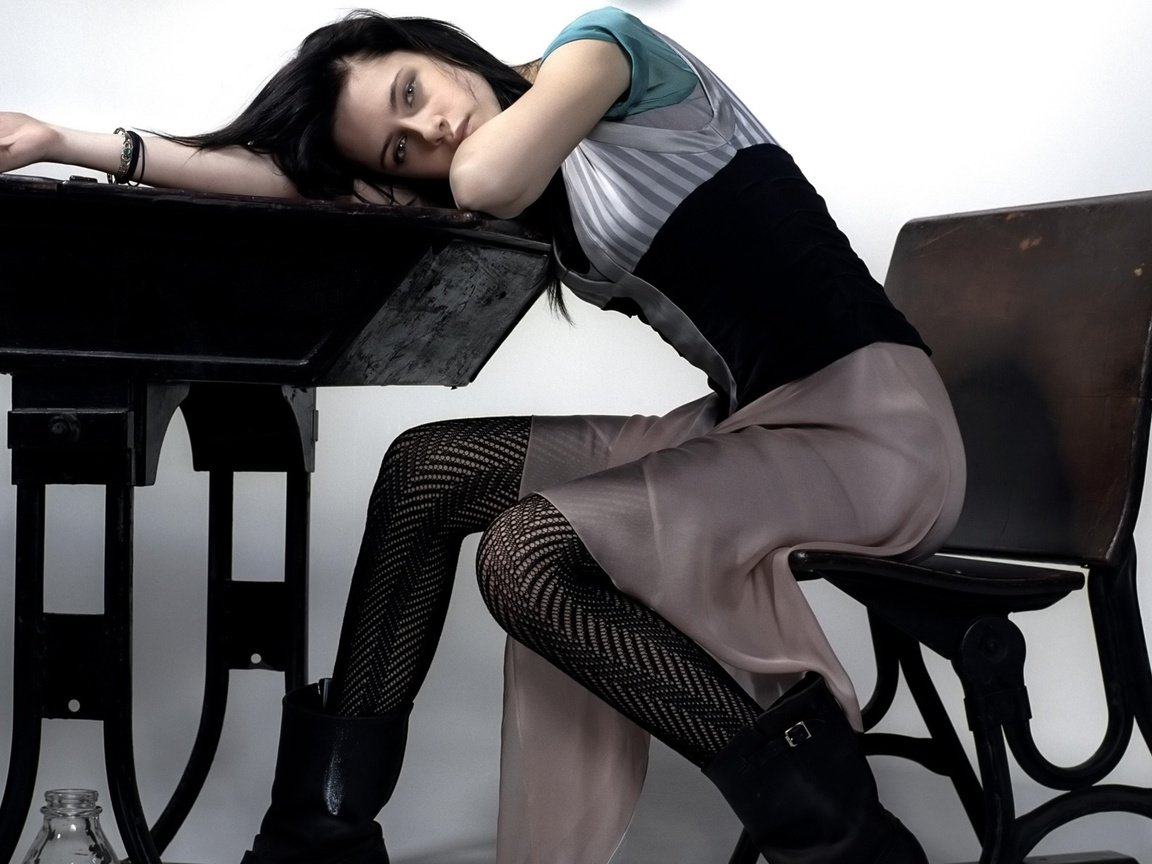 Обои брюнетка, взгляд, стол, кристен стюарт, колготки, стул, brunette, look, table, kristen stewart, tights, chair разрешение 1920x1200 Загрузить