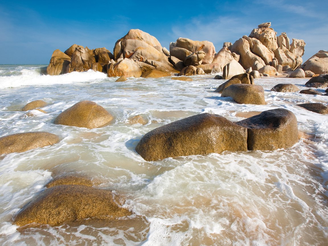 Обои камни, море, волна, stones, sea, wave разрешение 2560x1604 Загрузить
