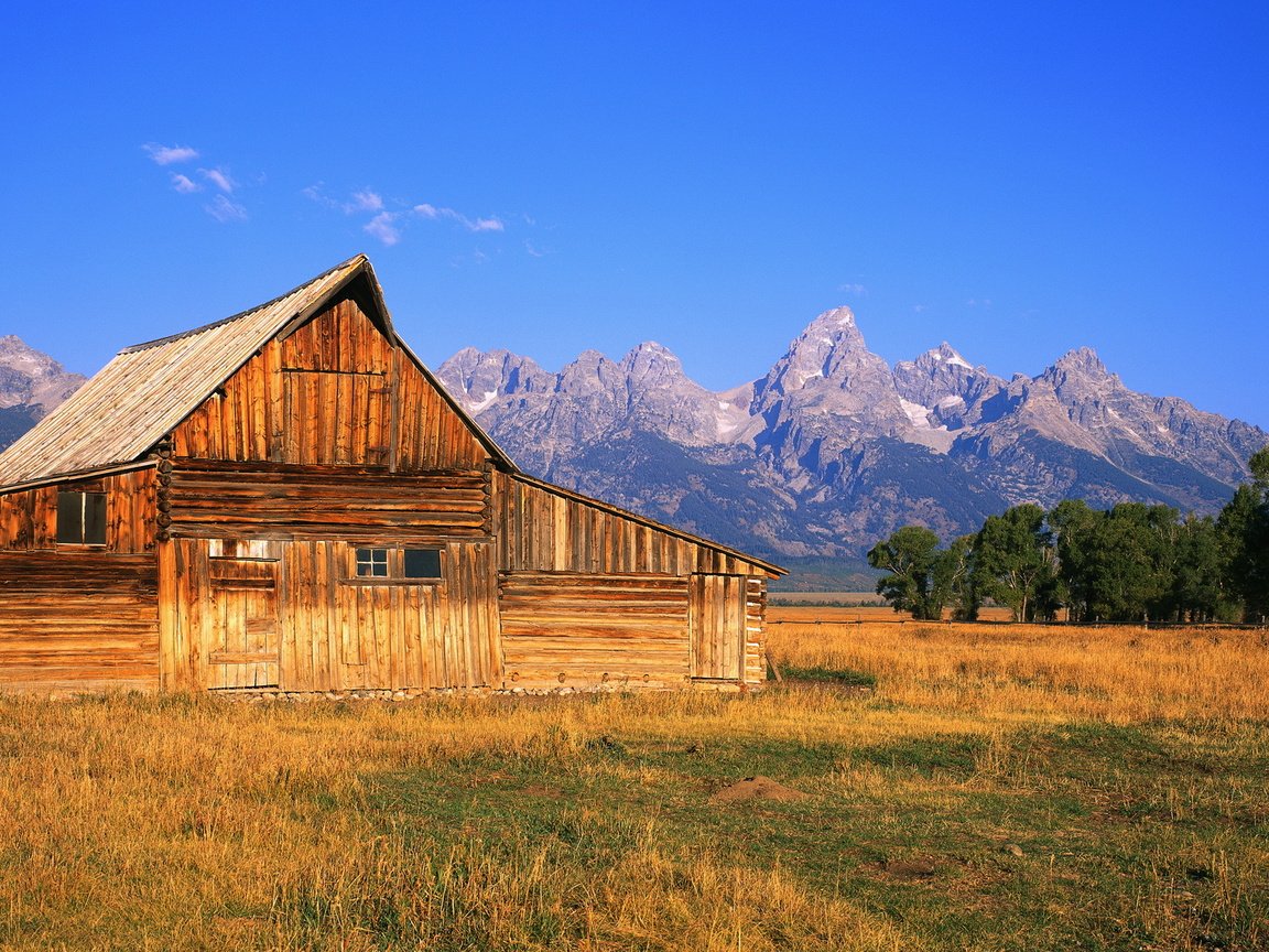 Обои небо, горы, панорама, дом, долина, the sky, mountains, panorama, house, valley разрешение 3750x1200 Загрузить