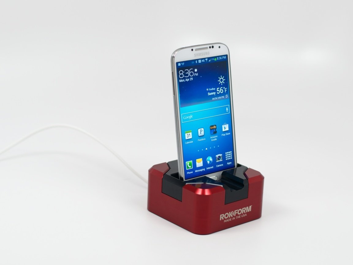 Обои samsung galaxy s4 и dock rokform, samsung galaxy s4 and dock rokform разрешение 1920x1200 Загрузить