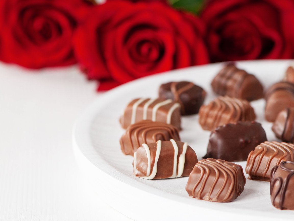 Обои розы, конфеты, шоколадные, roses, candy, chocolate разрешение 2880x1800 Загрузить