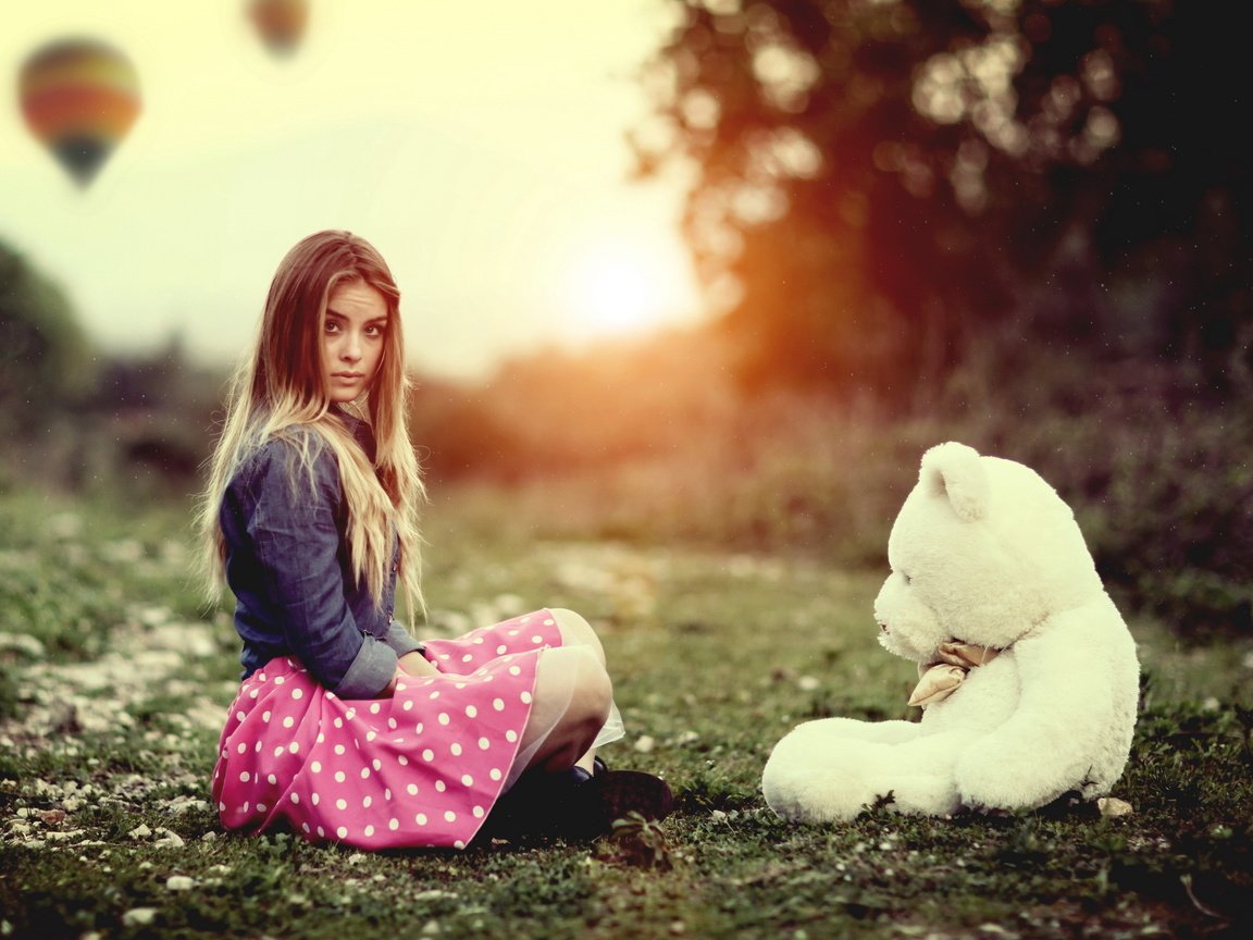 Обои трава, природа, девушка, плюшевый медведь, grass, nature, girl, teddy bear разрешение 2560x1628 Загрузить