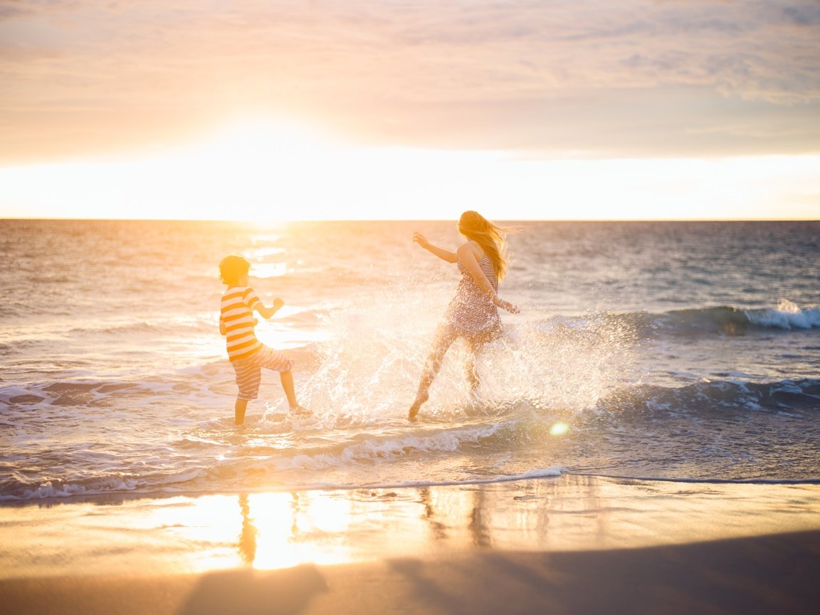 Обои закат, настроение, море, пляж, мальчик, женщина, sunset, mood, sea, beach, boy, woman разрешение 2927x1948 Загрузить