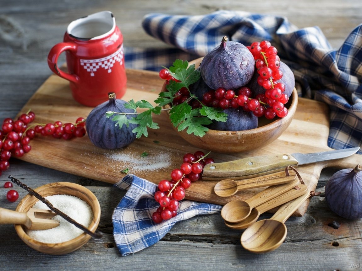 Обои красная, фрукты, ягоды, сахар, натюрморт, смородина, инжир, red, fruit, berries, sugar, still life, currants, figs разрешение 1920x1297 Загрузить