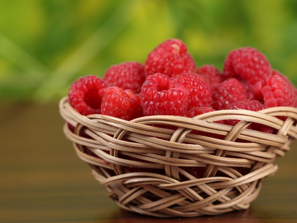 Обои малина, красная, ягоды, корзинка, raspberry, red, berries, basket разрешение 2880x1920 Загрузить