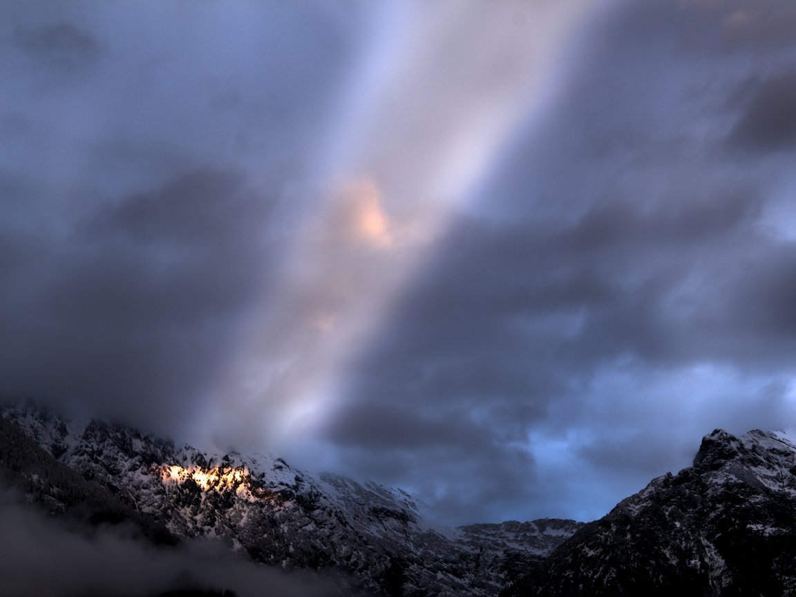 Обои небо, горы, снег, тучи, луч, просвет, the sky, mountains, snow, clouds, ray, clearance разрешение 1920x1200 Загрузить