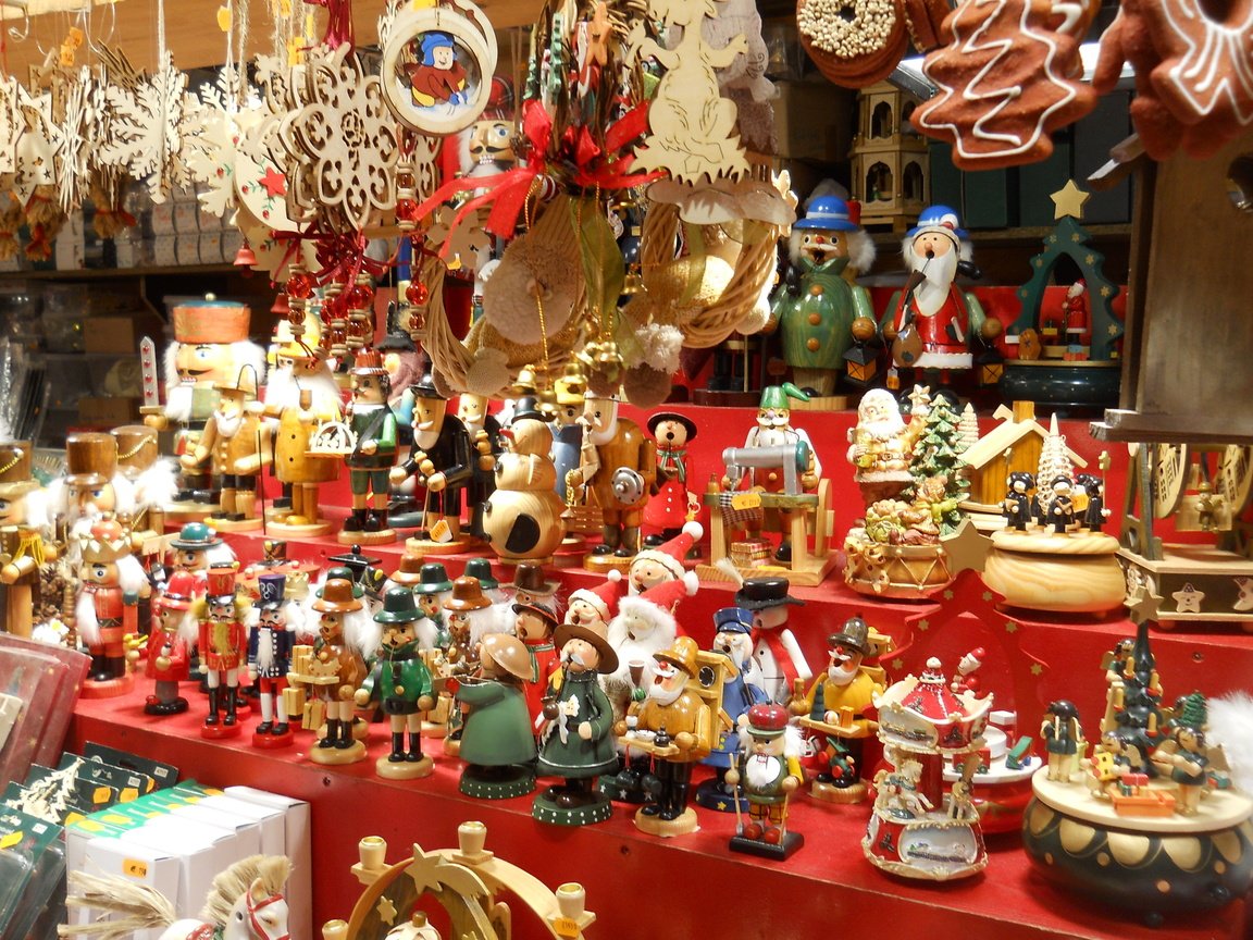 Обои новый год, коробки, снежинки, встреча нового года, рождественская, подарки, пряники, игрушки, игрушками, щелкунчики, праздник, подсвечники, снеговики, карусели, лавка, санта клаус, new year, box, snowflakes, christmas, gifts, gingerbread, toys, nutcrackers, holiday, candlesticks, snowmen, the carousel, shop, santa claus разрешение 3264x2448 Загрузить