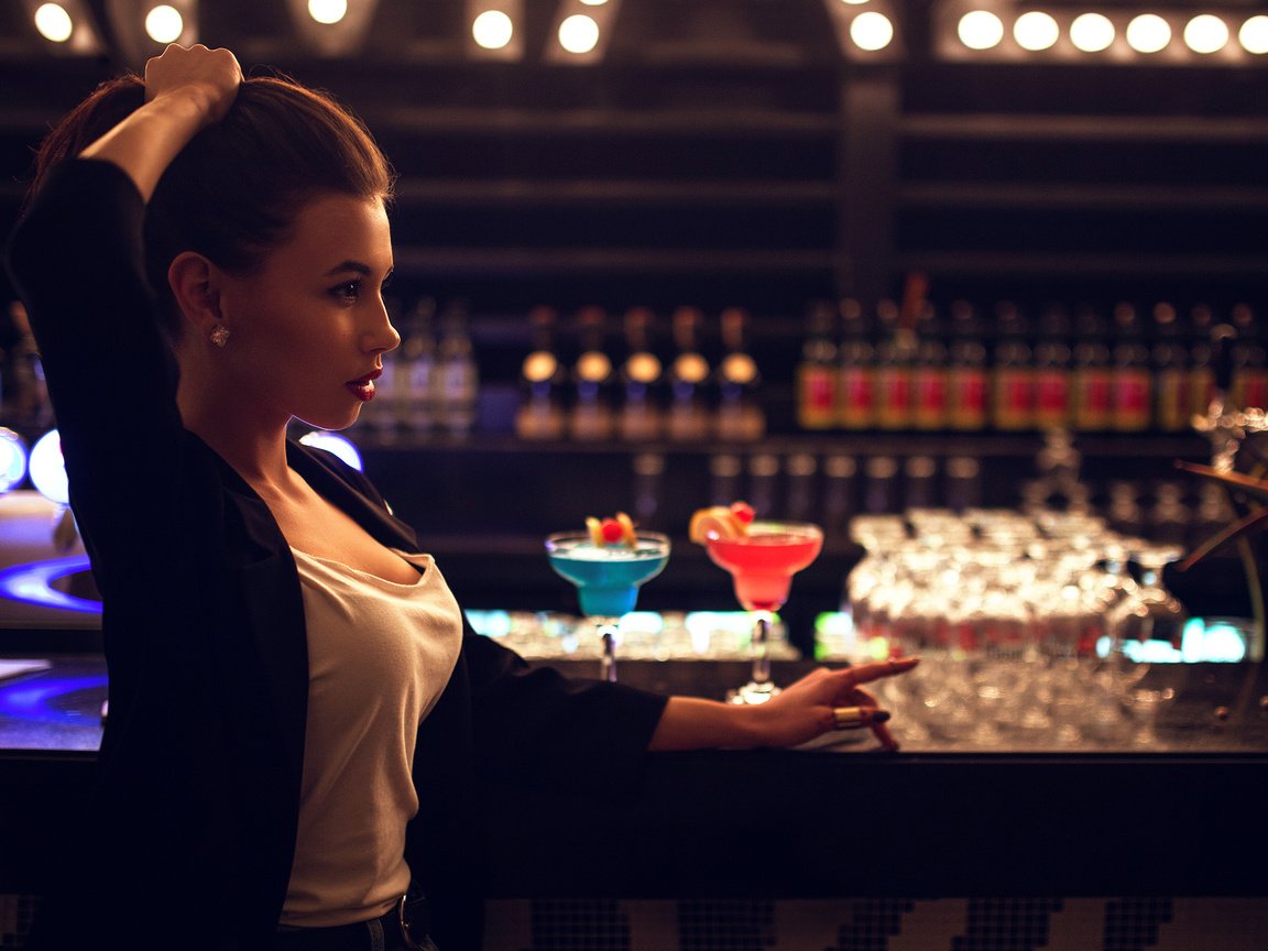 Обои девушка, бар, напитки, стойка, в баре, иван горохов, girl, bar, drinks, stand, at the bar, ivan gorokhov разрешение 2000x1255 Загрузить