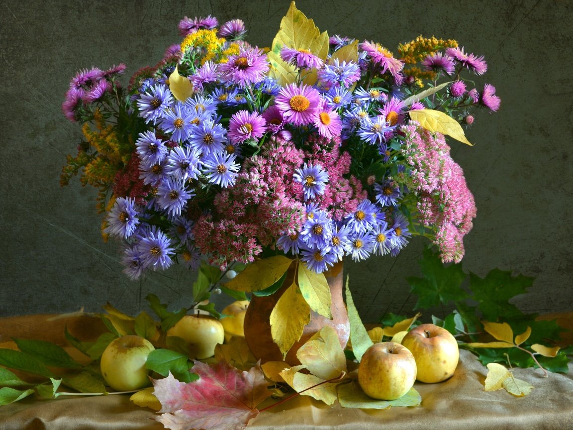 Обои листья, яблоки, осень, букет, астры, очиток, leaves, apples, autumn, bouquet, asters, stonecrop разрешение 2400x1601 Загрузить