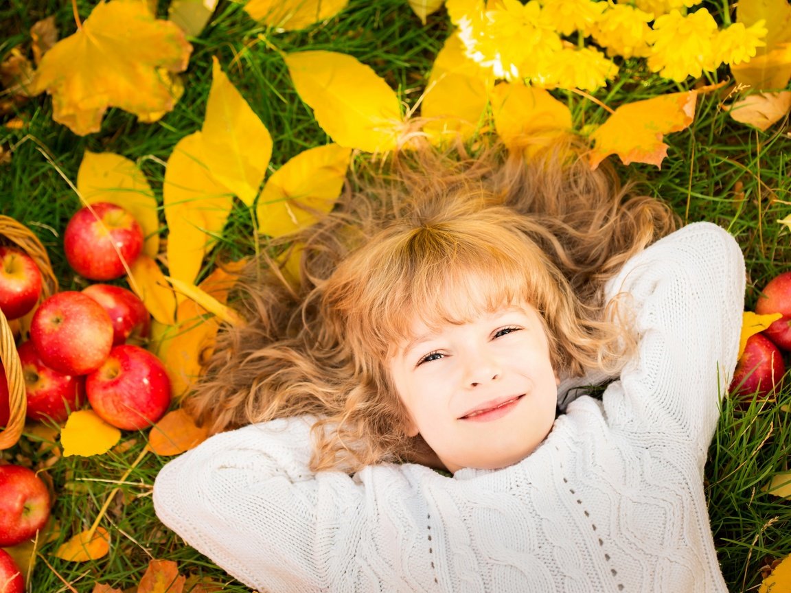 Обои листья, яблоки, осень, ребенок, яблок, осен, дитя, leaves, apples, autumn, child разрешение 2880x1920 Загрузить