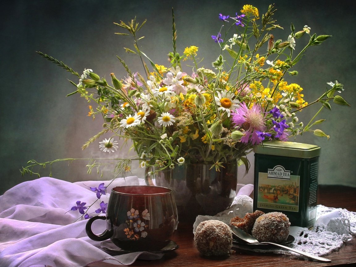 Обои букет, чашка, чай, полевые цветы, пирожные, натюрморт, bouquet, cup, tea, wildflowers, cakes, still life разрешение 1920x1262 Загрузить