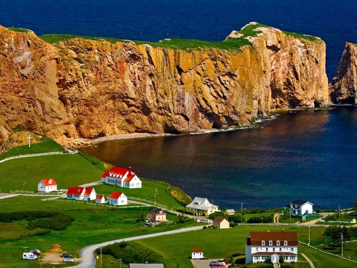 Обои море, дома, канада, мыс, квебек, перс рок, гаспе, sea, home, canada, cape, qc, perce rock, gaspé разрешение 1920x1080 Загрузить