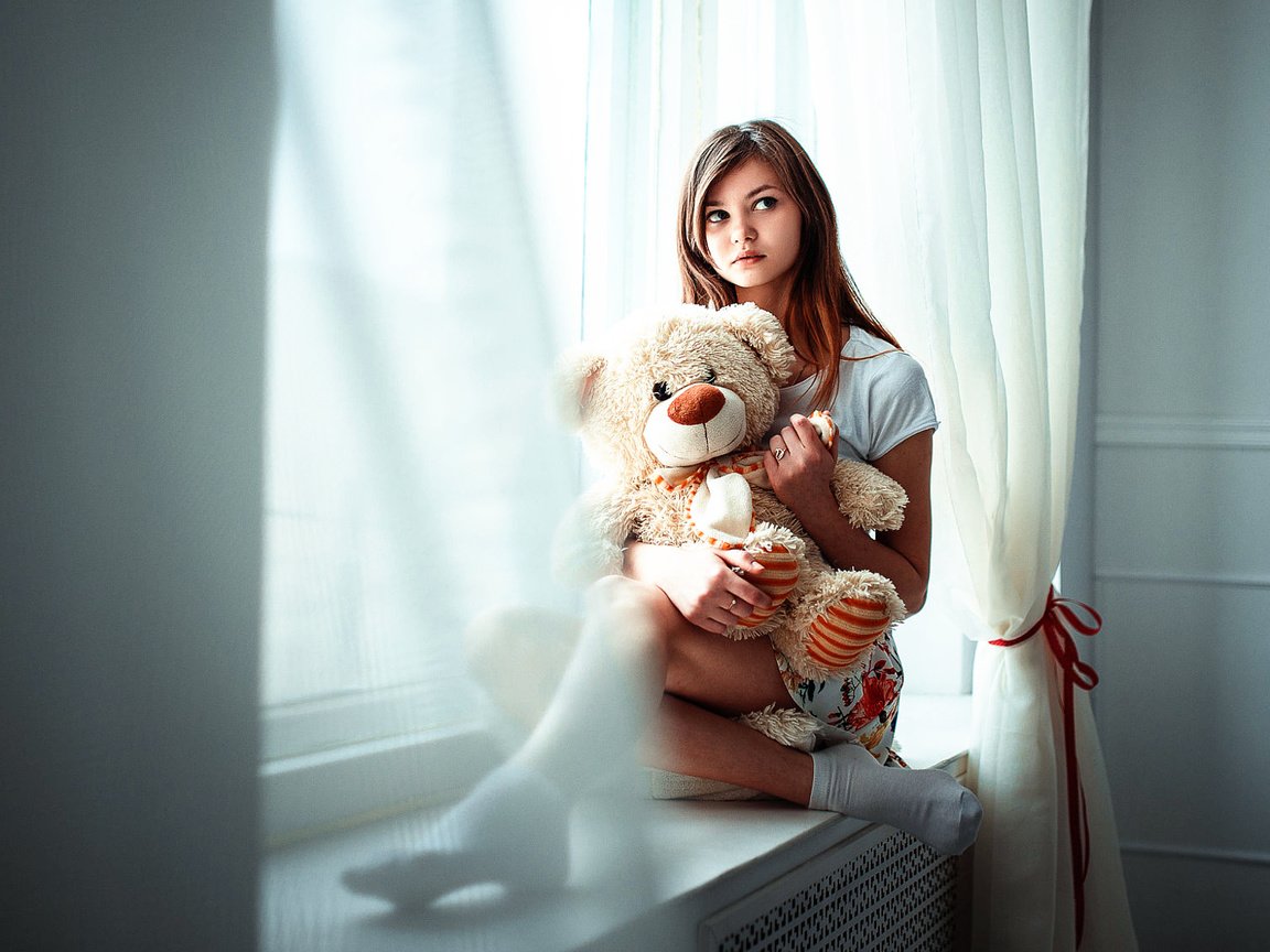 Обои девушка, настроение, медведь, игрушка, окно, плюшевый мишка, girl, mood, bear, toy, window, teddy bear разрешение 2000x1125 Загрузить