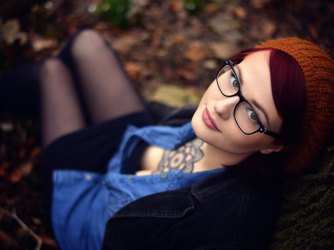 Обои девушка, очки, тату, макияж, берет, декольте, girl, glasses, tattoo, makeup, takes, neckline разрешение 2048x1275 Загрузить