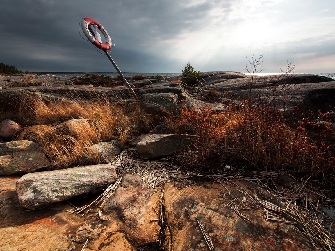 Обои трава, камни, берег, пейзаж, море, знак, круг, grass, stones, shore, landscape, sea, sign, round разрешение 2560x1600 Загрузить