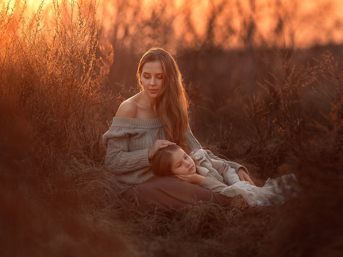 Обои трава, закат, мама, дочка, grass, sunset, mom, daughter разрешение 2593x1729 Загрузить