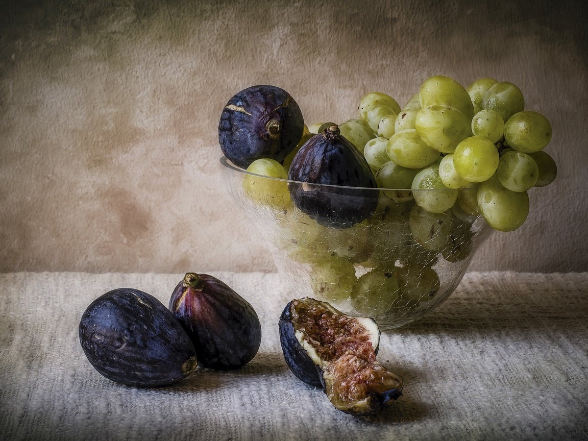 Обои виноград, фрукты, ваза, натюрморт, инжир, grapes, fruit, vase, still life, figs разрешение 2560x1600 Загрузить