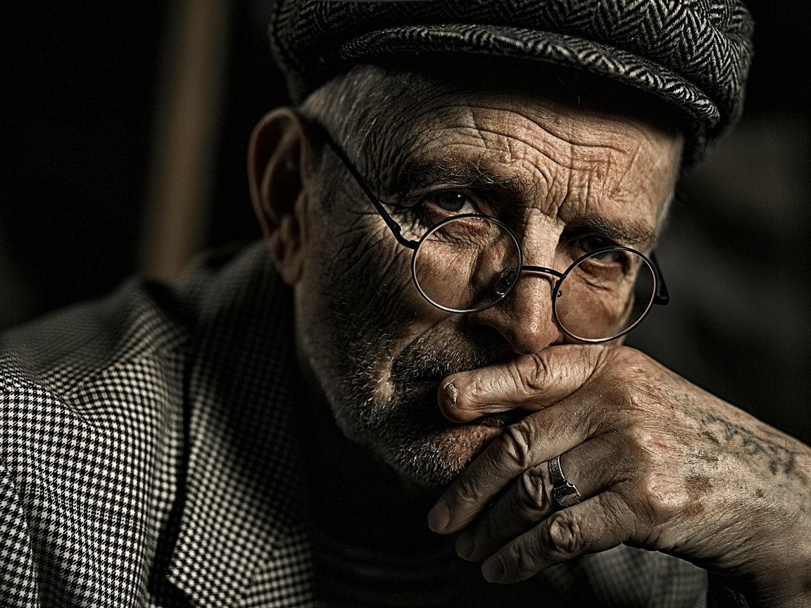 Обои взгляд, очки, лицо, мужчина, кепка, старик, морщины, look, glasses, face, male, cap, the old man, wrinkles разрешение 2560x1600 Загрузить